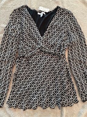 dressbarn Black and White Chain Print V-Neck Top